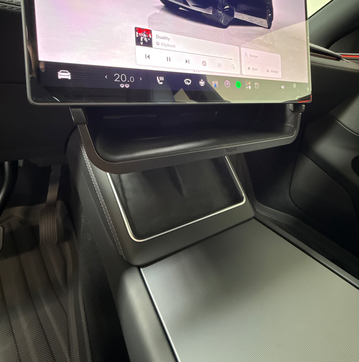 Tom opbevaringsbakke monteret under skærmen i Tesla Model 3/Y - set forfra