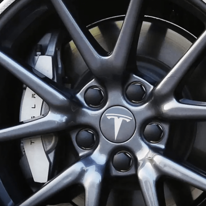 Aero Wheel Kit til Tesla hjulkapsler med T-logo i sort finish.