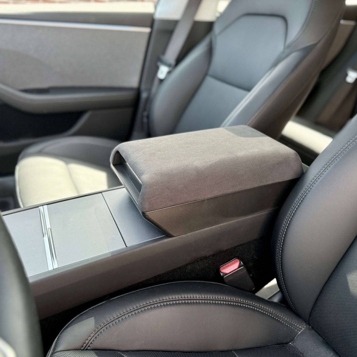 Gråt Alcantara armlæn med indbygget opbevaringsrum monteret mellem sæderne i Tesla Model 3 og Model Y