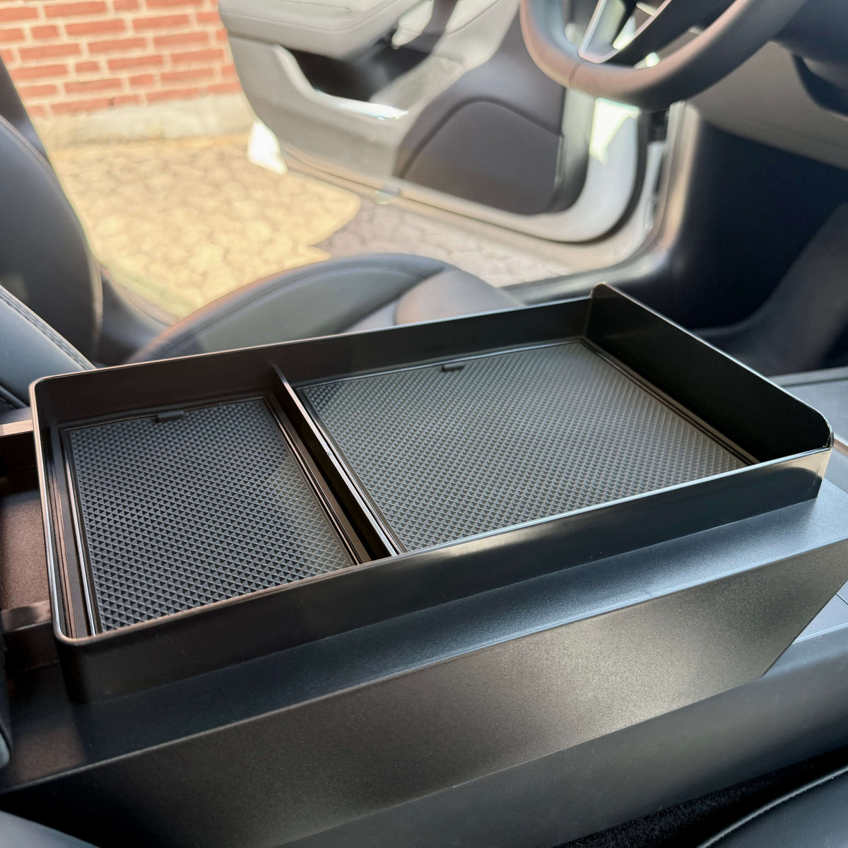 Åbent armlæn med todelt opbevaringsbakke i Tesla Model 3 og Model Y