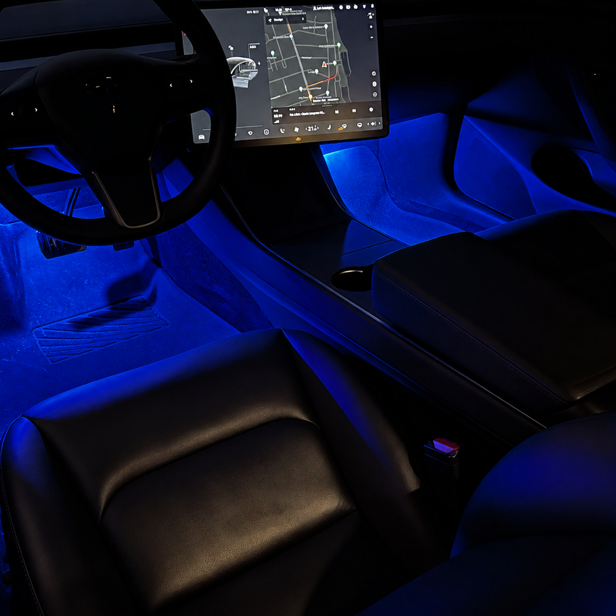 Blå LED-ambientbelysning monteret i kabinen på en Tesla - set fra forsæderne
