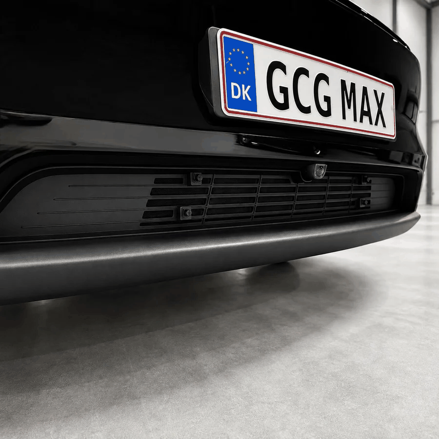 GCG MAX beskytter til luftindtag monteret på fronten af en sort Tesla Model Y 2025 (Juniper)