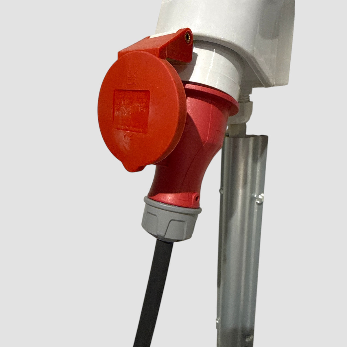 GCG MAX mobil lader 11/22 kW – nærbillede af ladestik og kabel til elbil