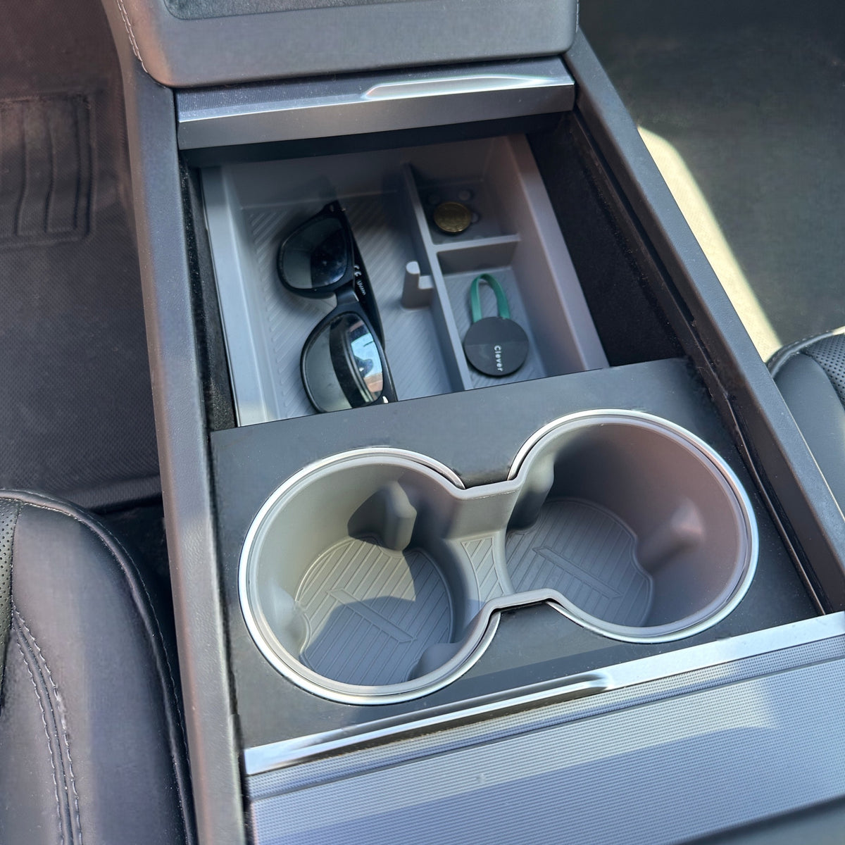 GCG MAX kopholder i bil, grå farve, passer til Tesla Model 3/Y.