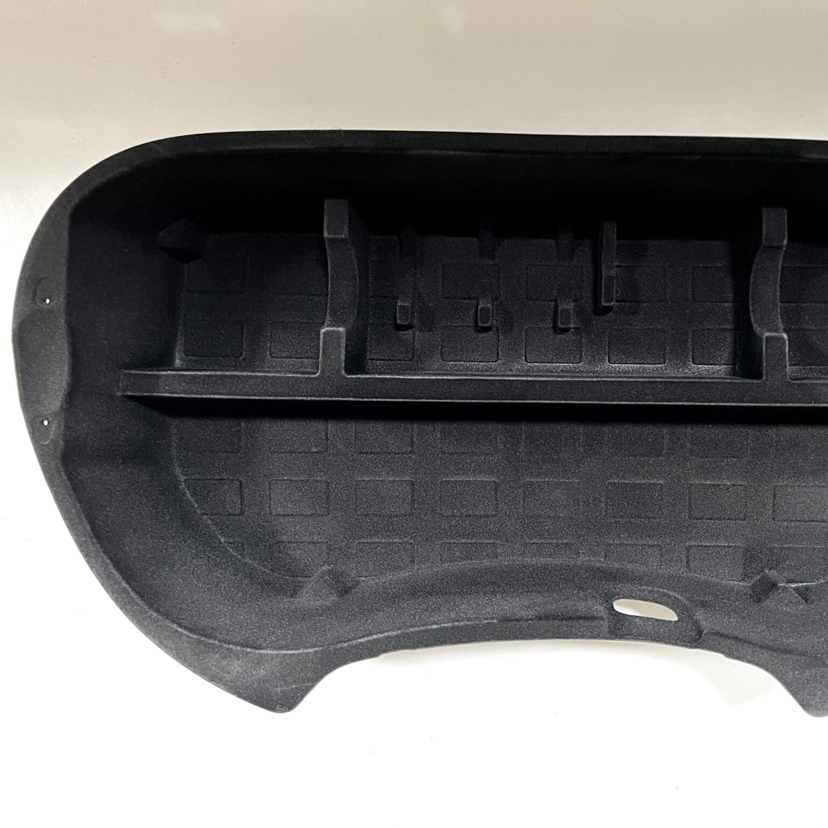 Sort frunk-opbevaringsboks til Tesla Model 3 med formet inderside og rum, set ovenfra på lys baggrund