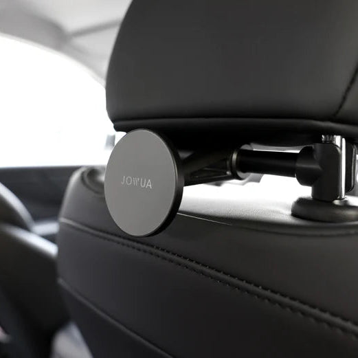 Jowua MagSafe holder monteret på nakkestøttestangen i en bil - set fra bagsædet