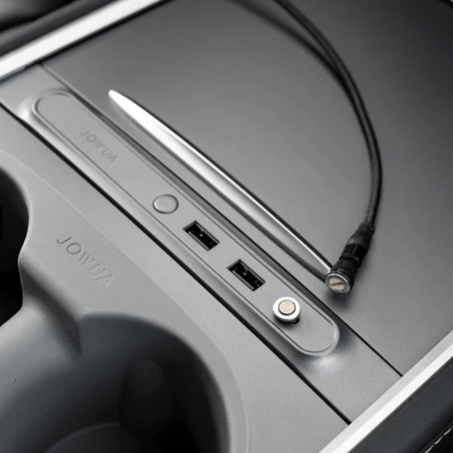 magnetisk ladekabel som sidder en jowua usb hub til tesla