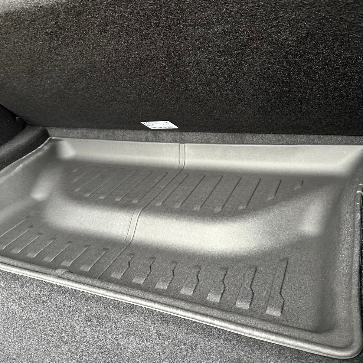 Opbevaringsbakke i bagagerummet på Tesla Model Y Juniper