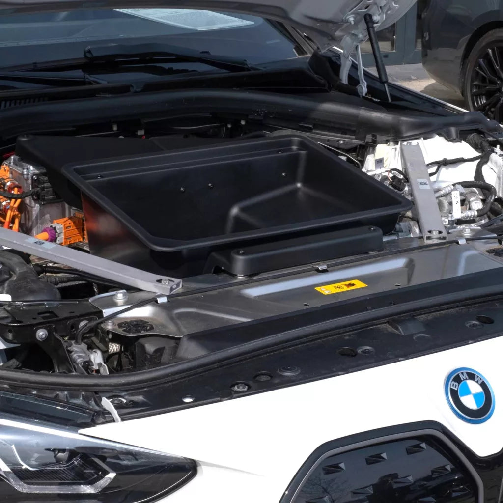 Tom Rati frunk opbevaringsboks installeret i frunken på en hvid BMW i4 med åben motorhjelm
