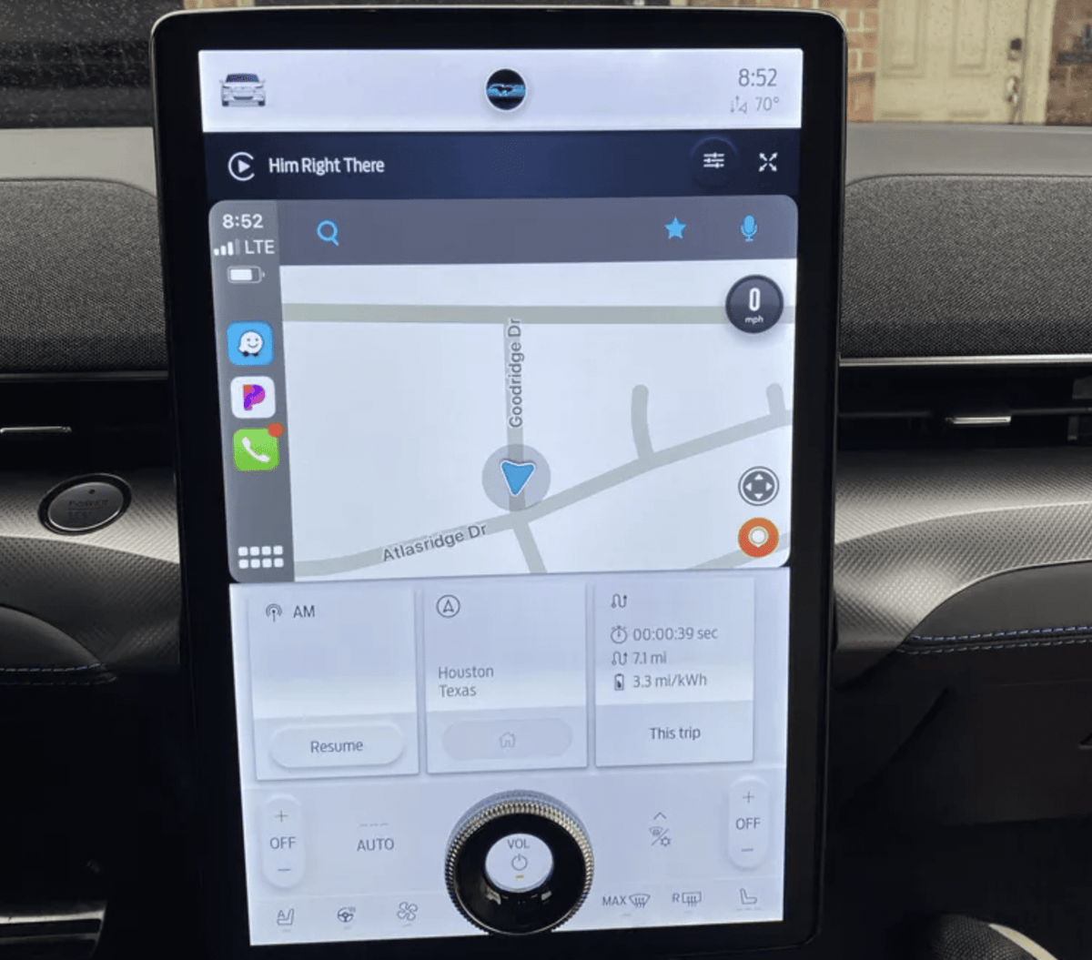 Skærmbeskytter på midterdisplayet i Ford Mustang Mach-E med navigation på skærmen