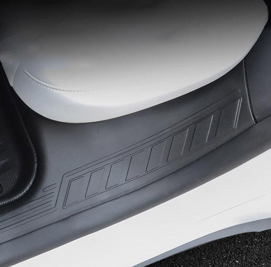 Dørtærskelbeskytter monteret i dørkarmen på Tesla Model Y - nærbillede