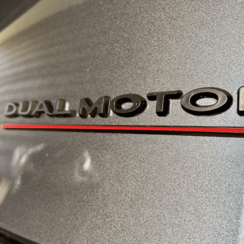 Dual Motor emblem til Tesla