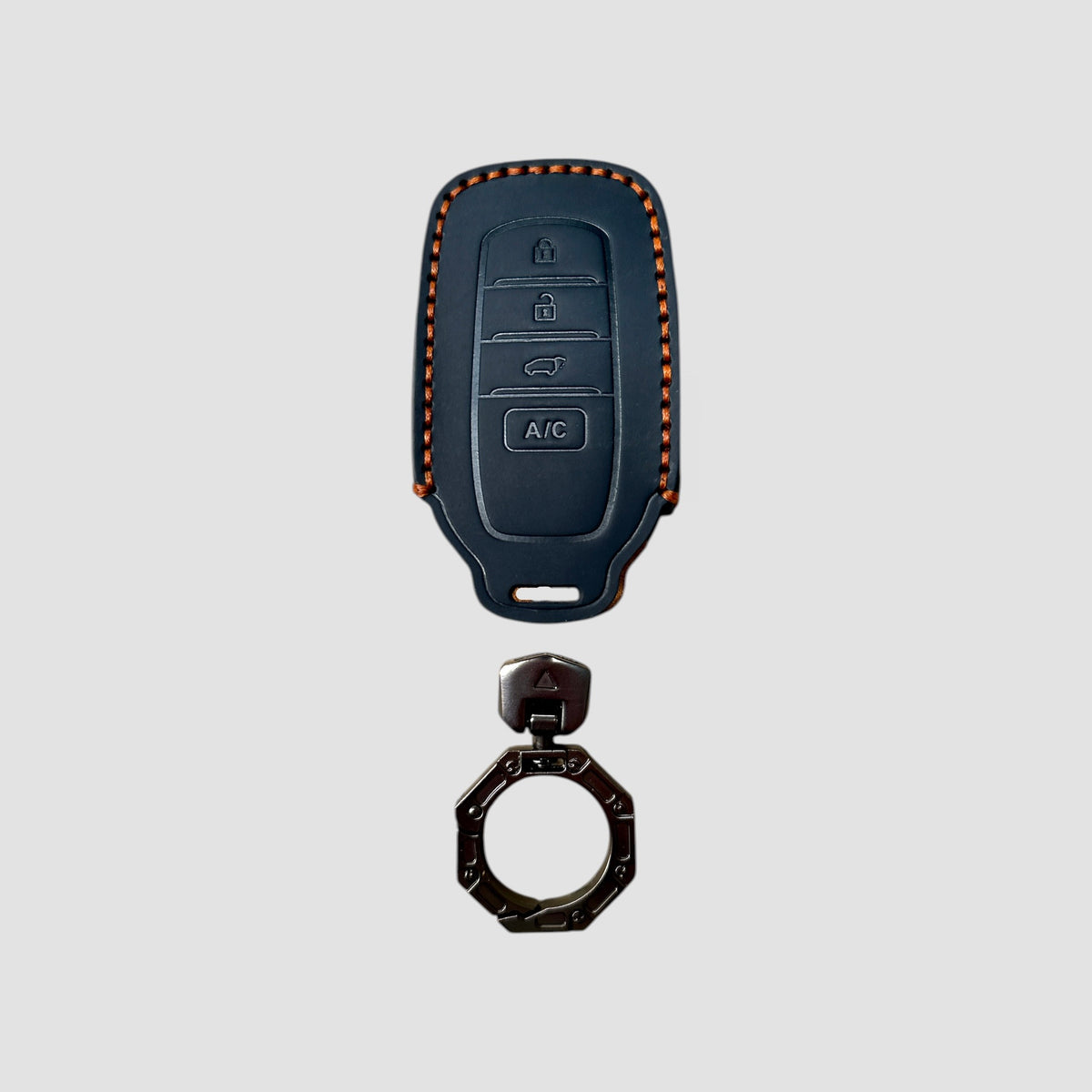 Nøglecover og ring til Toyota bZ4X, set forfra på lys baggrund.