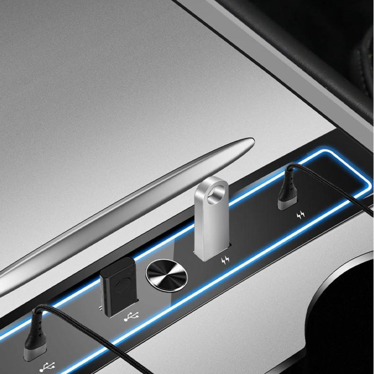 USB-stik og hukommelseskort tilsluttet mini USB hub i Tesla midterkonsol