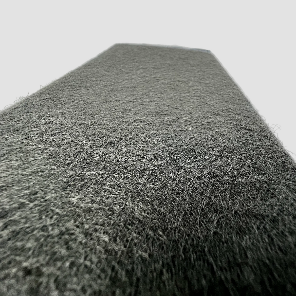 Nærbillede af gråt filtmateriale på opbevaringsdeler til Tesla Model Y