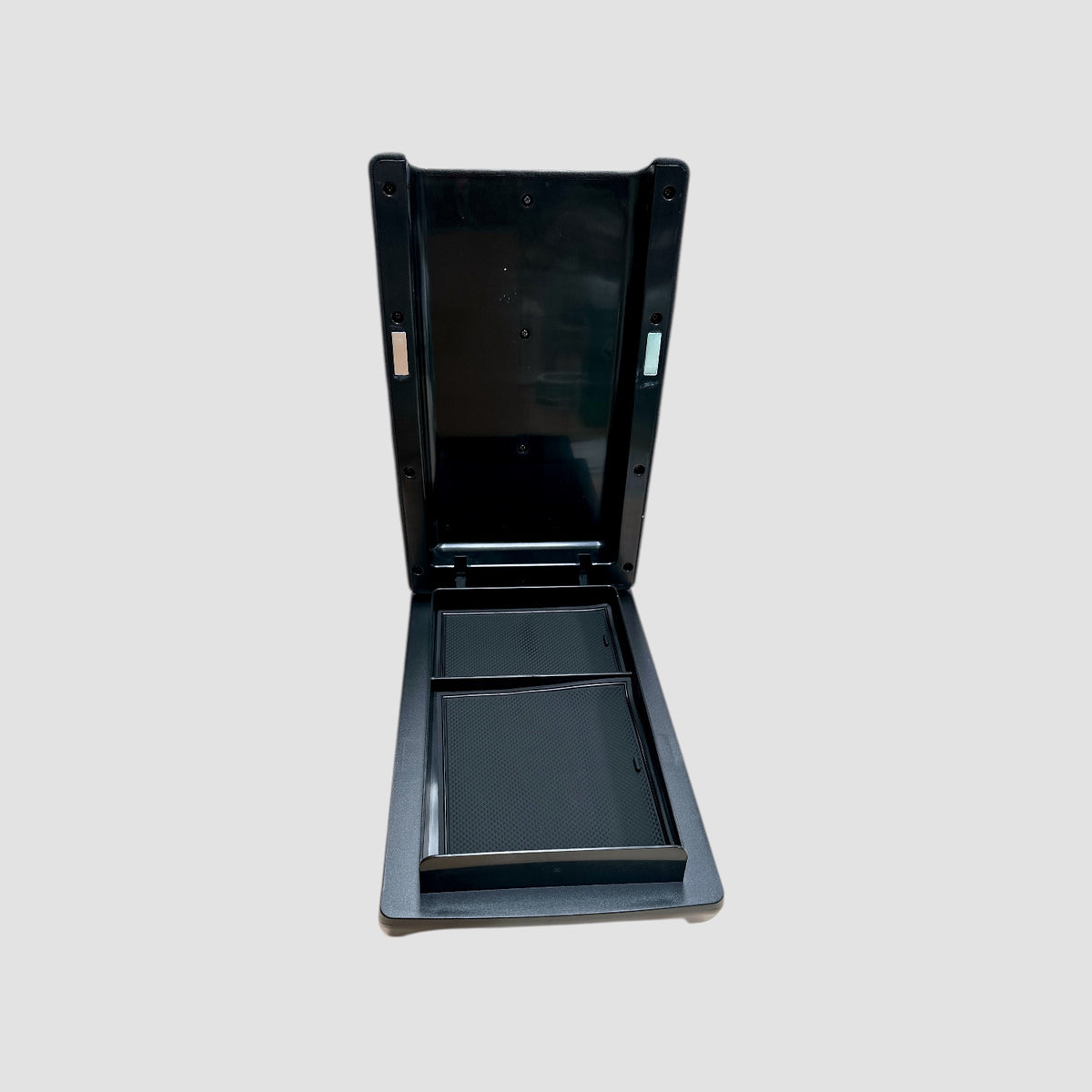 Alcantara armlæn set forfra med åbent opbevaringsrum til Tesla Model 3 og Model Y