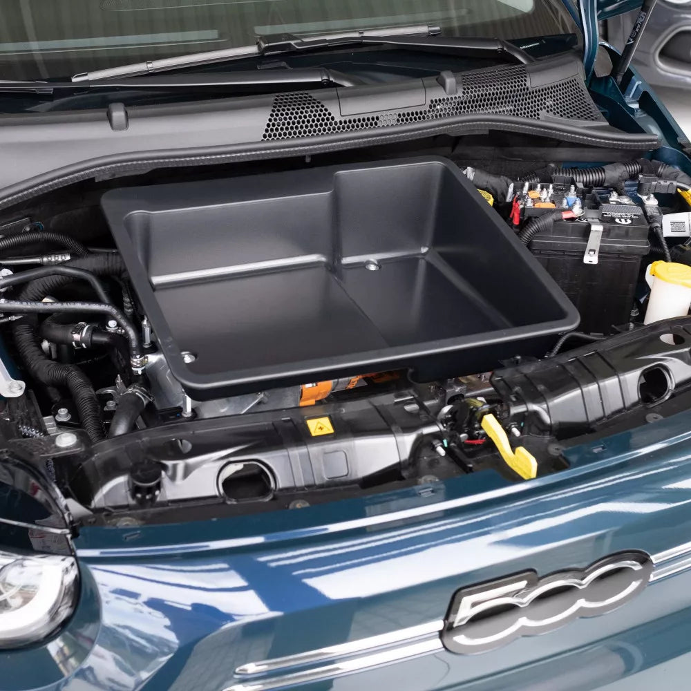 Rati frunk opbevaringsboks monteret tom i Fiat 500e - set ovenfra i motorrum