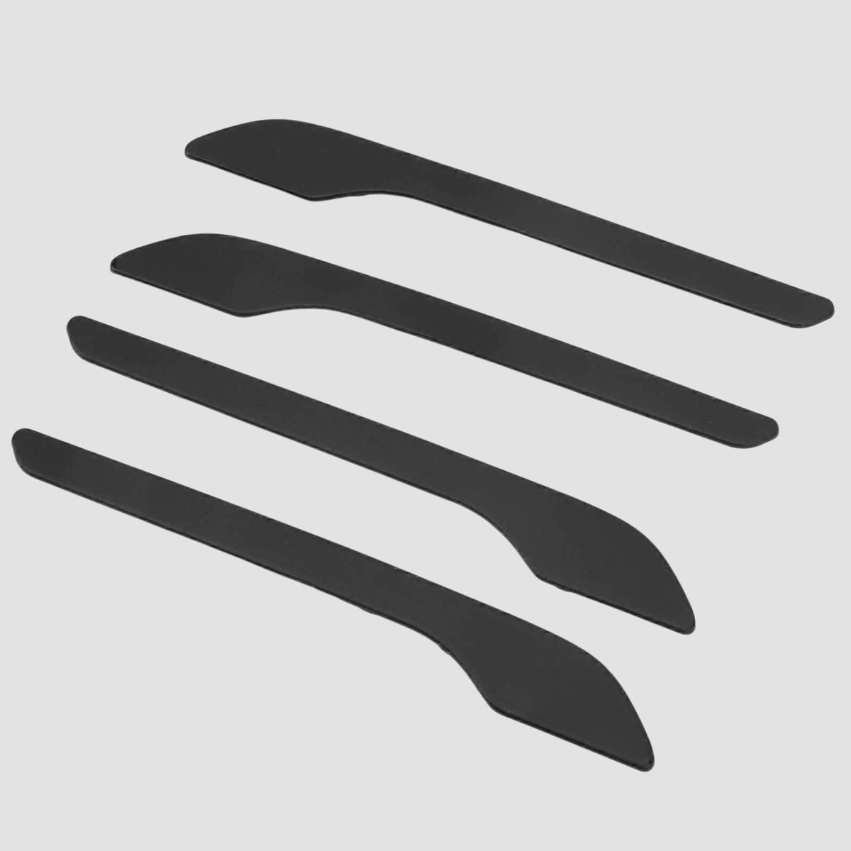Sæt med fire sorte håndtag-covers til Tesla Model 3/Y på hvid baggrund