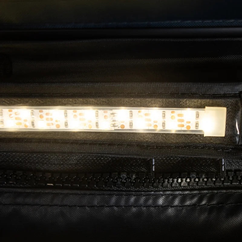Nærbillede af LED-strip i varmhvid fra Moby Mountain LED Kit til tagtelt