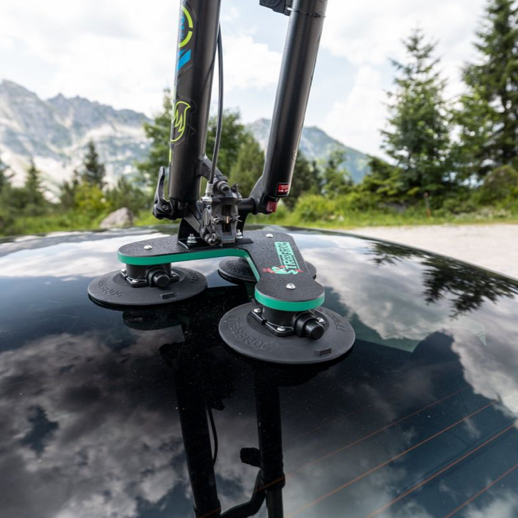 Nærbillede af TreeFrog cykelholderens sugekopper og gaffelmontering på et biltag