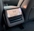 Alcantara ramme monteret omkring bagsædets skærm på midterkonsollen i Tesla Model 3 Highland