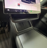 Tom opbevaringsbakke monteret under skærmen i Tesla Model 3/Y - set forfra