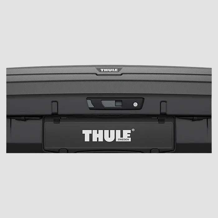 Nærbillede af Thule Arcos XL bagageboks 450L med Thule-logo og nummerpladeholder