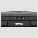Nærbillede af Thule Arcos XL bagageboks 450L med Thule-logo og nummerpladeholder
