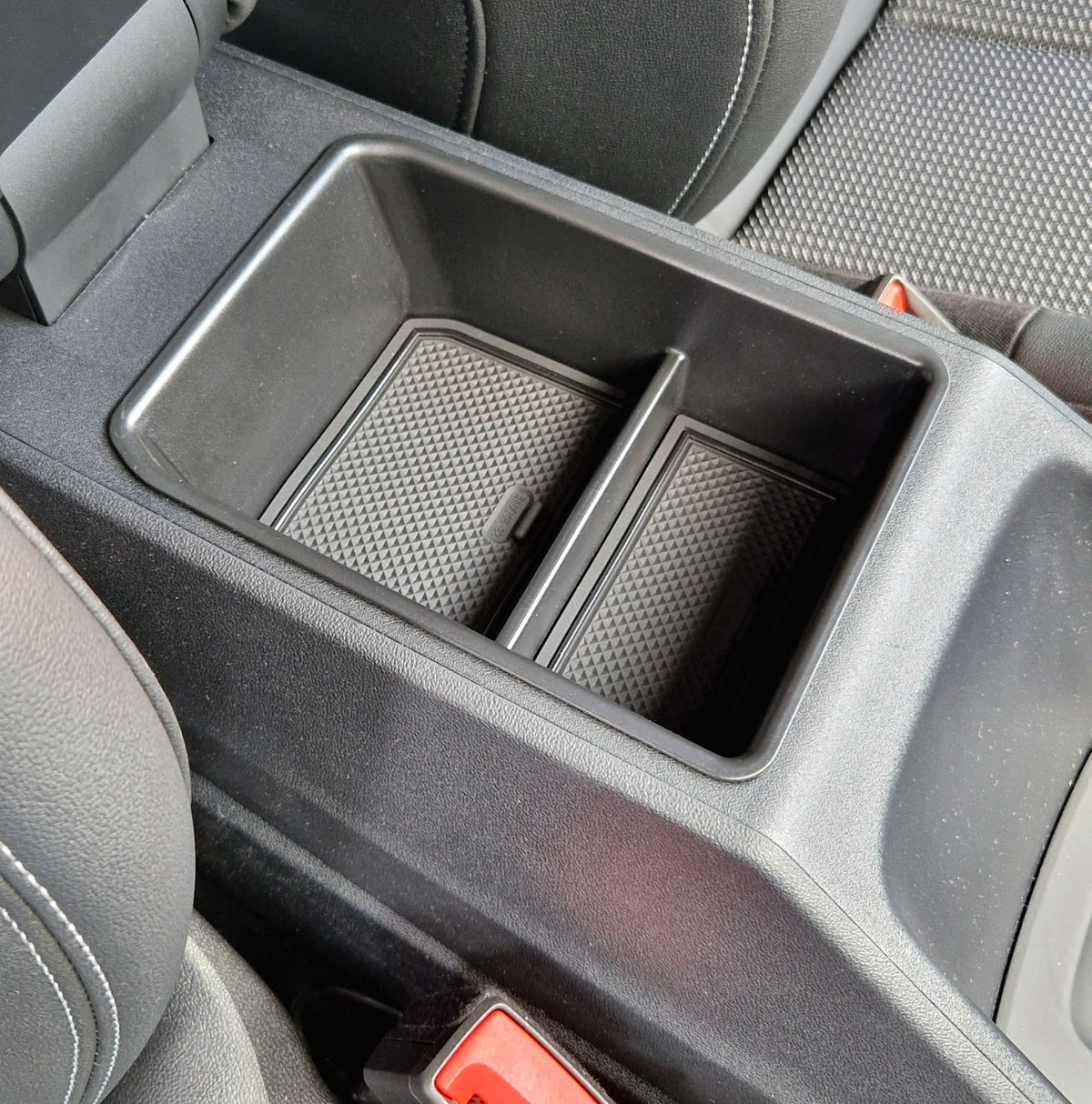 Opbevaringsboks i armlænet i en Audi Q4/Q5 