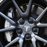 Aero Wheel Kit til Tesla hjulkapsler med T-logo i sort finish.