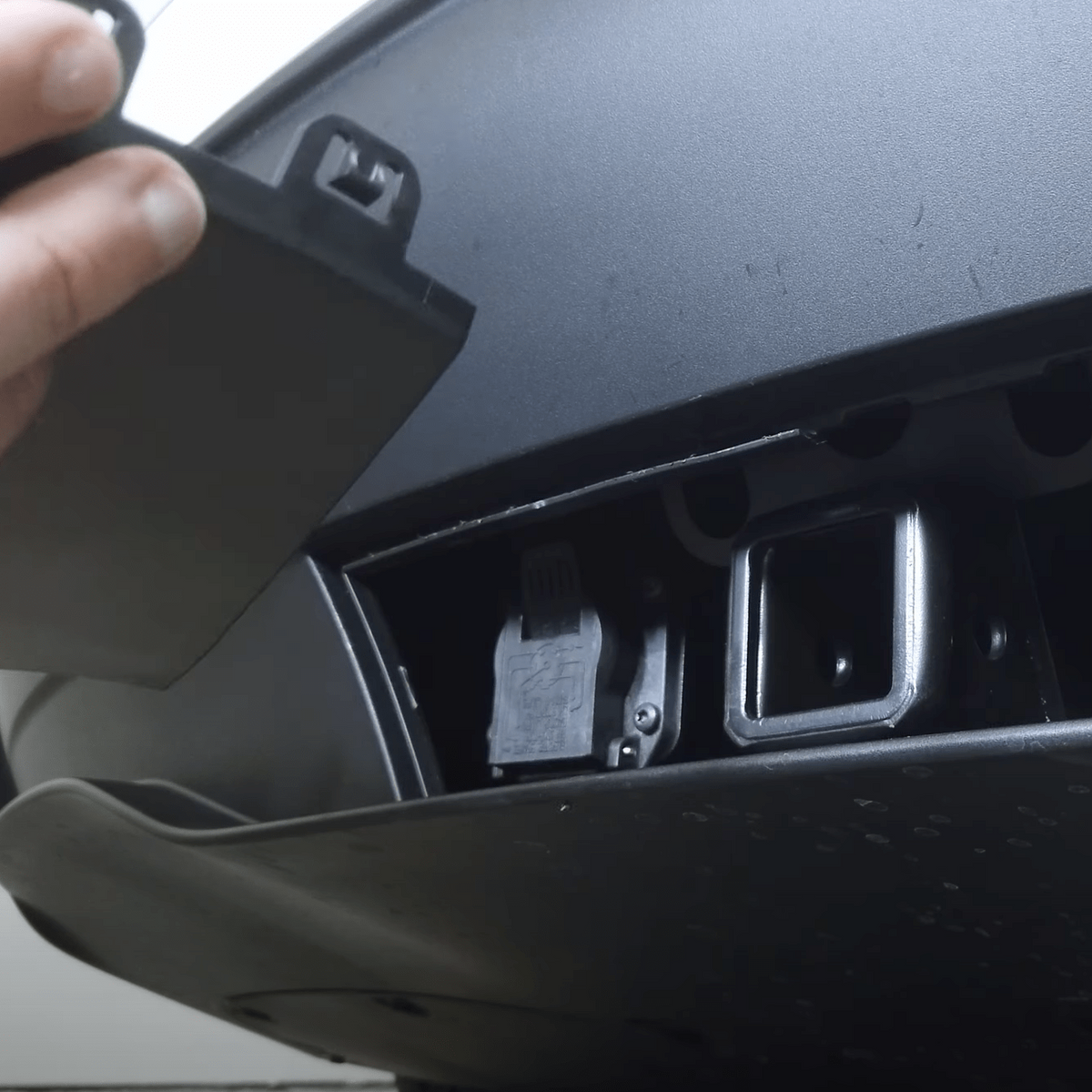 Afmonteringsværktøj til anhængertræk-cover til Tesla Model Y – billede 2