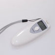Hvidt digitalt alkometer med LCD-display og håndledsrem, produktbillede