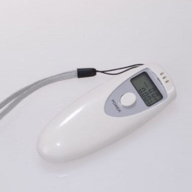Hvidt digitalt alkometer med LCD-display og håndledsrem, produktbillede