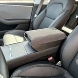 Gråt Alcantara armlæn med indbygget opbevaringsrum monteret mellem sæderne i Tesla Model 3 og Model Y