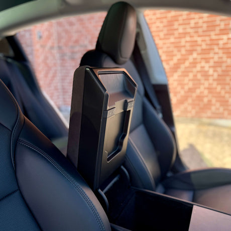 Armlæn med opklappet låg og opbevaringsrum i Tesla Model 3 og Model Y