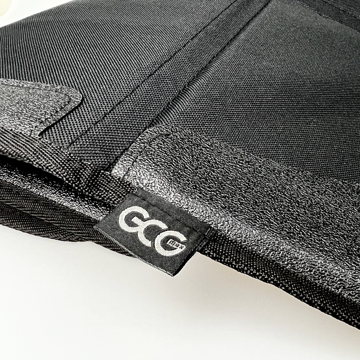 GCG Logo på bunden af autostolbeskytteren