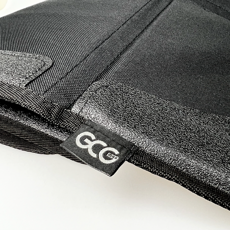 GCG Logo på bunden af autostolbeskytteren
