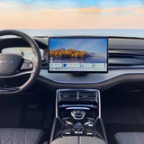 BYD Tang kabine med stor touchskærm og rat set forfra ved solnedgang