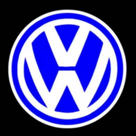 Nærbillede af det blå VW-logo som projiceres af LED-lyset