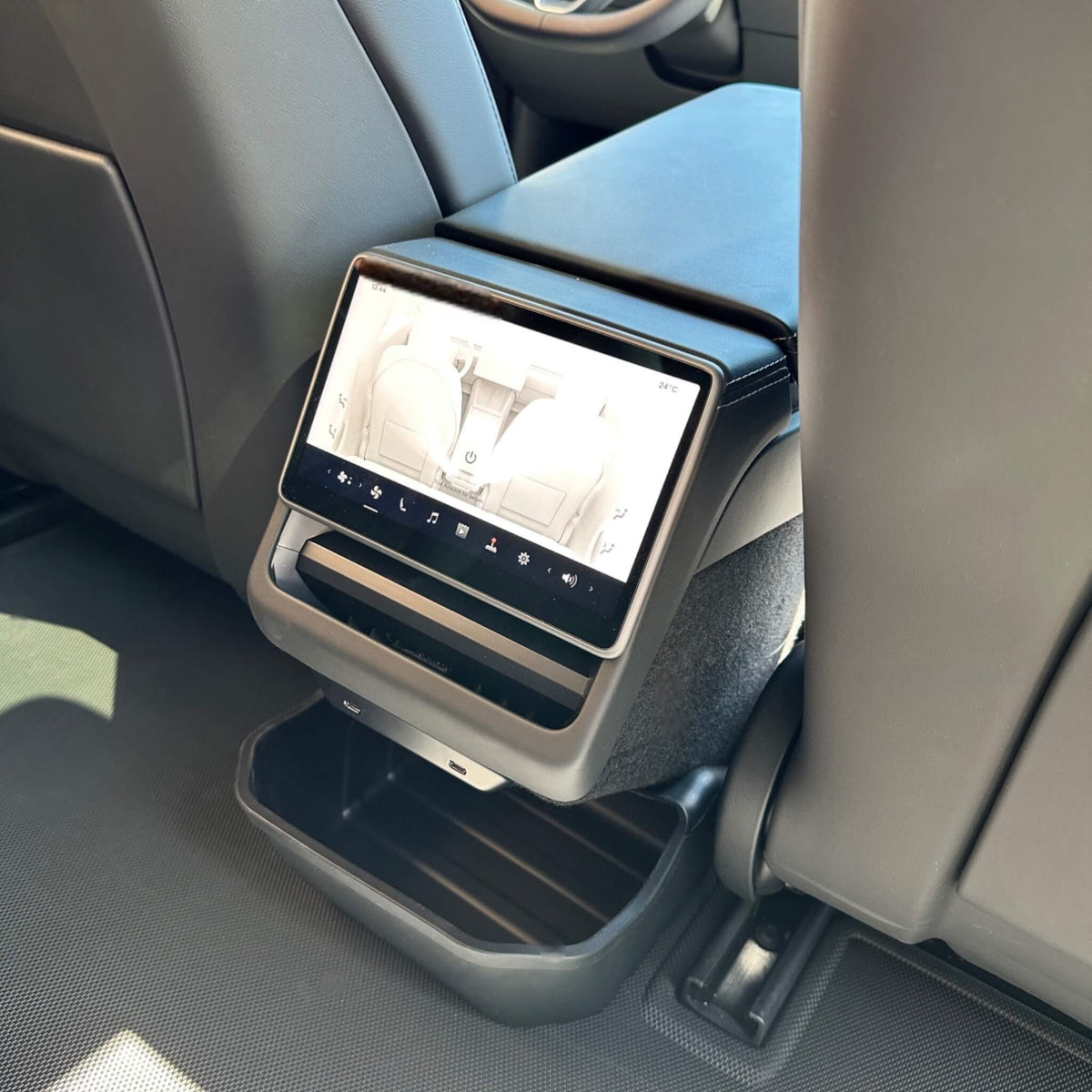 Opbevaringsboks monteret ved bagsædet i en Tesla Model 3 Highland 2024, perfekt til ekstra opbevaring.
