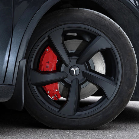 Nærbillede af rødt GCG MAX bremsekaliber-cover bag fælgen – Tesla Model Y Juniper