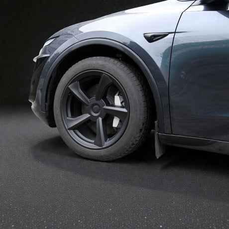 Crossflow hjulkapsel monteret på Tesla Model Y 2025 Juniper, nærbillede af forhjul