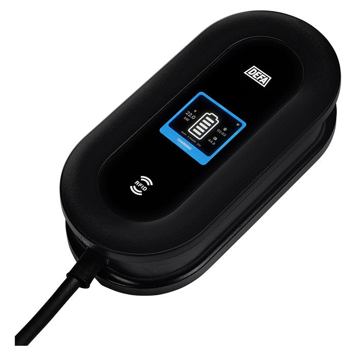 DEFA opladerboks som viser at den lader bilen op med 22Kw