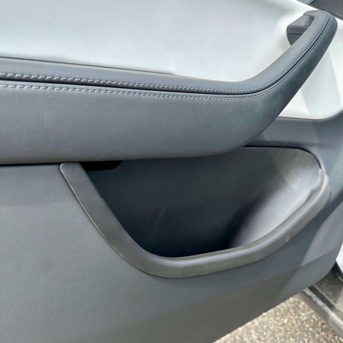 Dørbakke (XL) monteret i døren på en Tesla Model Y Juniper 2025, vist fra tæt hold.