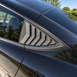 trekantede side louvres i mat sort designet og monteret på en Tesla Model Y.