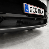 GCG MAX beskytter til luftindtag monteret på fronten af en sort Tesla Model Y 2025 (Juniper)
