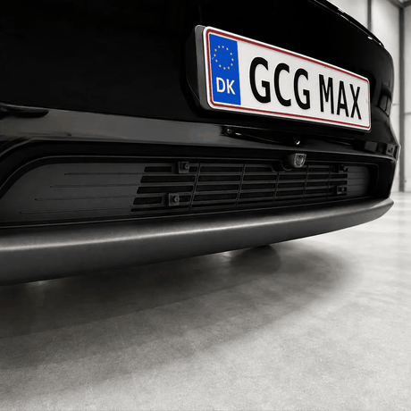 GCG MAX beskytter til luftindtag monteret på fronten af en sort Tesla Model Y 2025 (Juniper)