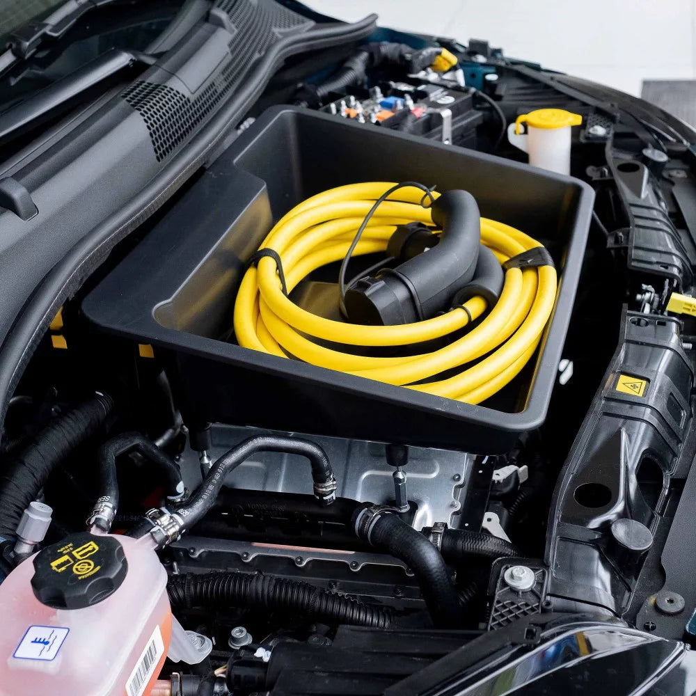 Rati frunk opbevaringsboks med opbevaret ladekabel i Fiat 500e