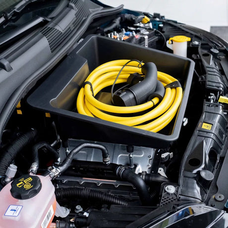 Rati frunk opbevaringsboks med opbevaret ladekabel i Fiat 500e