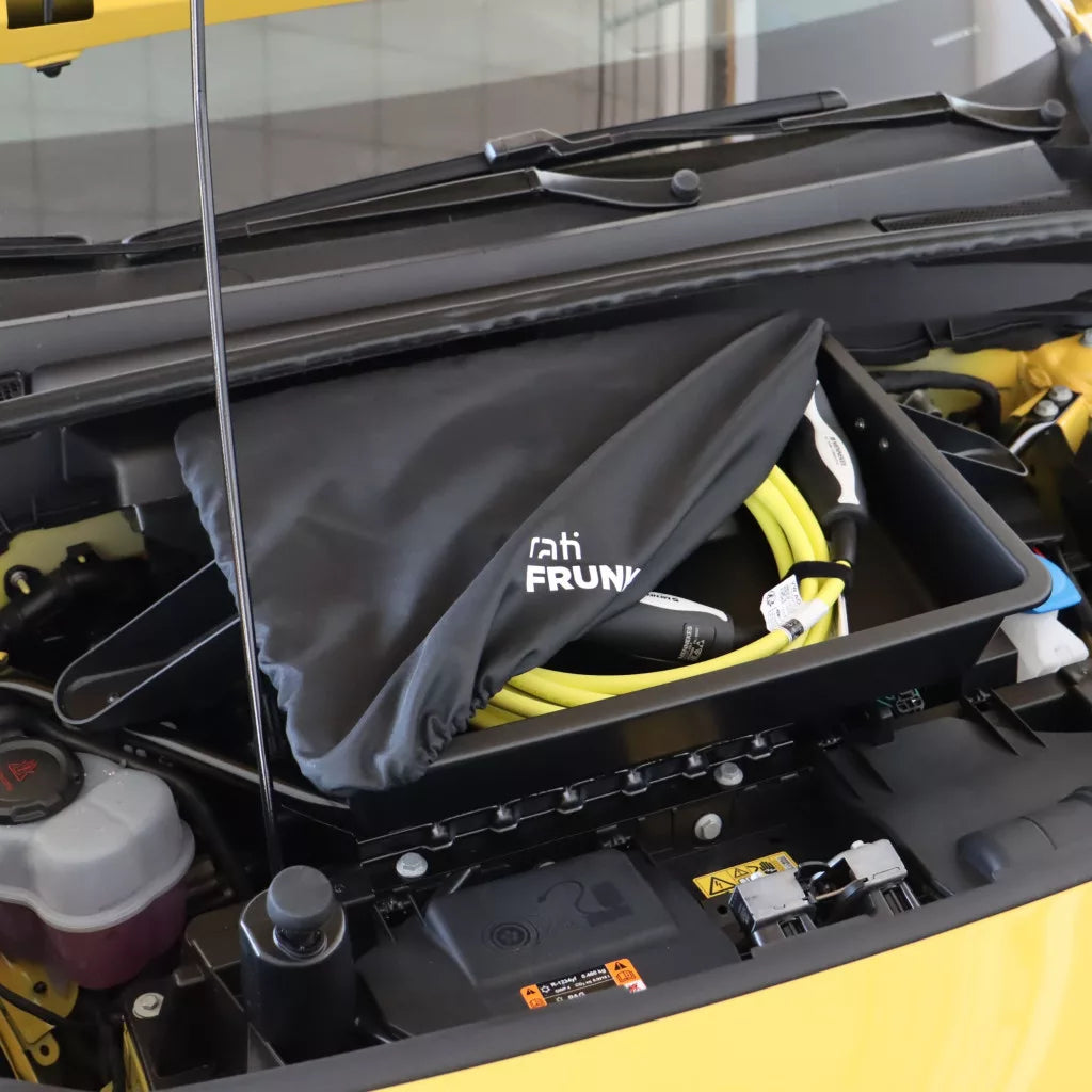 Rati frunk opbevaringsboks monteret i frunken på en gul Ford Explorer, med synlige ladekabler